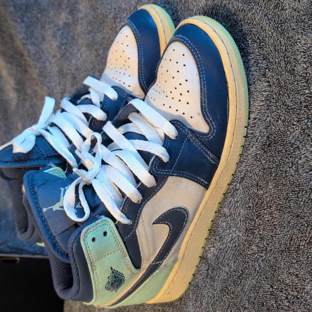 Children's Jordan 1 Mids - Picture 3 of 5